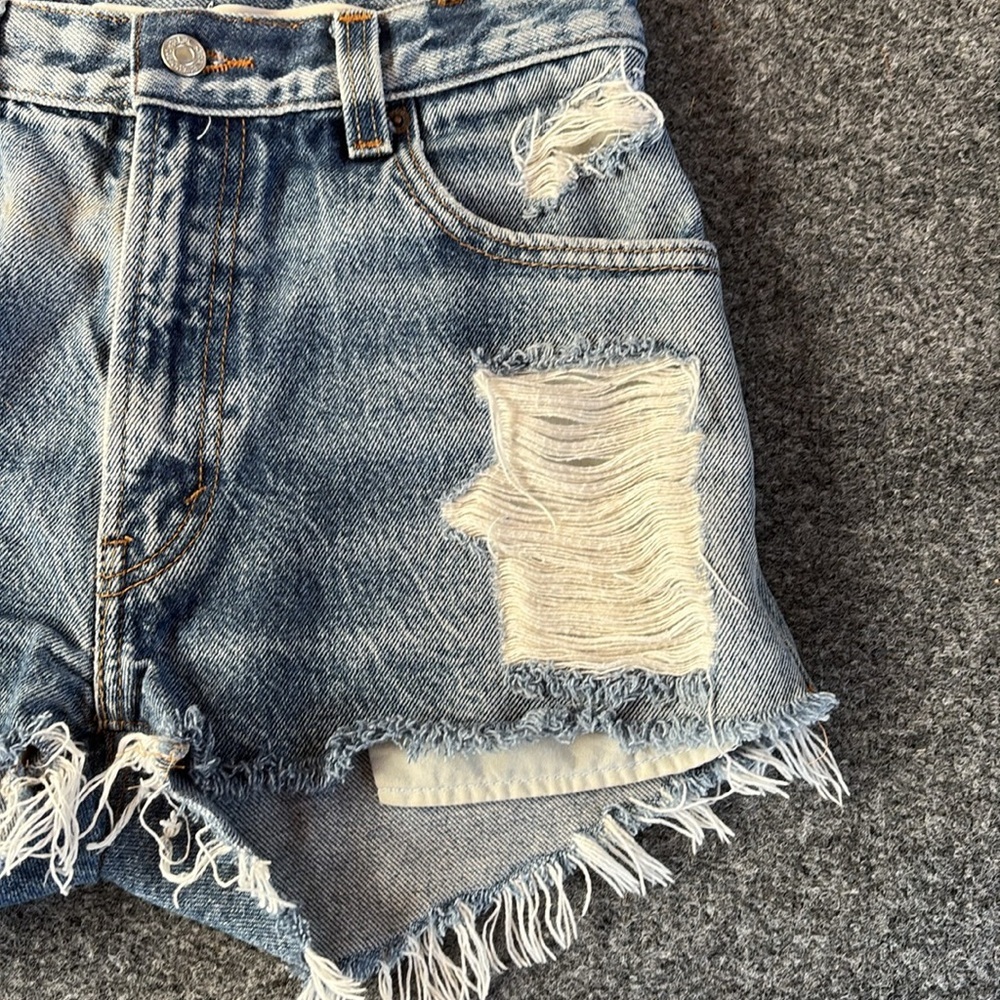 12th Tribe Levi's Thrasher Distressed Jean Shorts - 505 Regular Fit - Size 2/26 - Picture 4 of 7